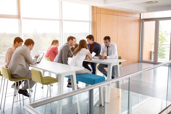 Jonge Bedrijf Mensen Rustig Zittend Vergadering — Stockfoto