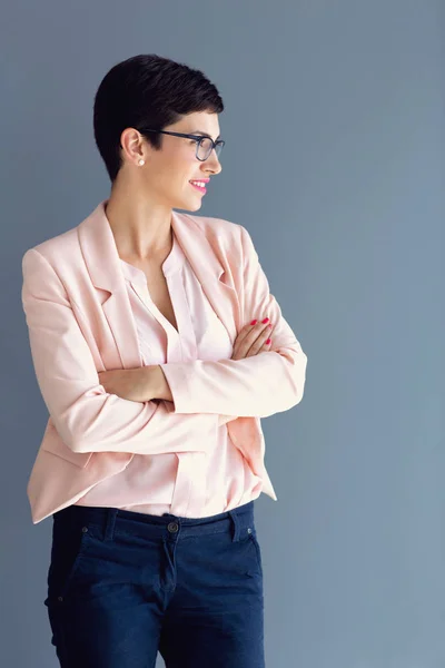 Moderne Vrouw Met Kort Zwart Haar Profiel Poseren — Stockfoto