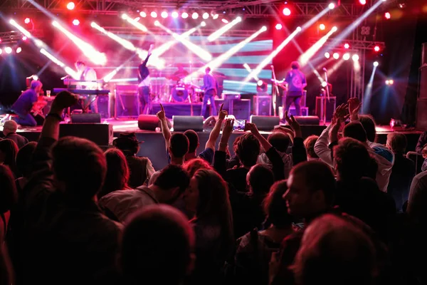 Publiken Att Höja Händerna Och Åtnjuter Stor Festival Party Bakgrund — Stockfoto