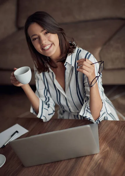 Dizüstü Bilgisayar Kullanan Kahve Içme Gülümseyen Modern Kız Portresi — Stok fotoğraf
