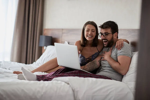 Люди Сексуальная Технологическая Концепция Счастливая Пара Смотрят Видео Ноутбуке Смеясь — стоковое фото