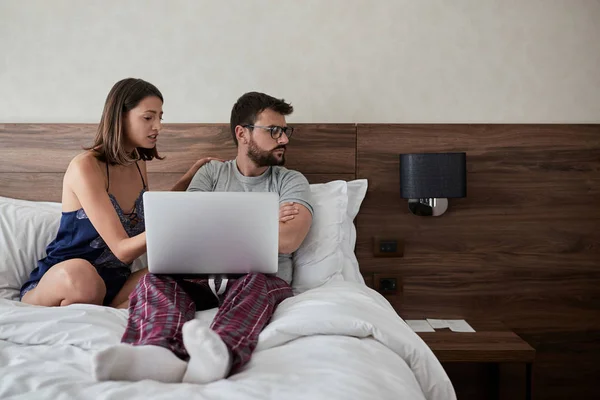 Junger Mann Und Frau Mit Laptop Bett Beim Gemeinsamen Einkaufen — Stockfoto