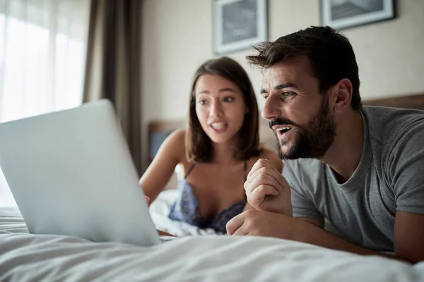 Pessoas Família Hora Dormir Divertido Conceito Feliz Homem Mulher Assistindo — Fotografia de Stock