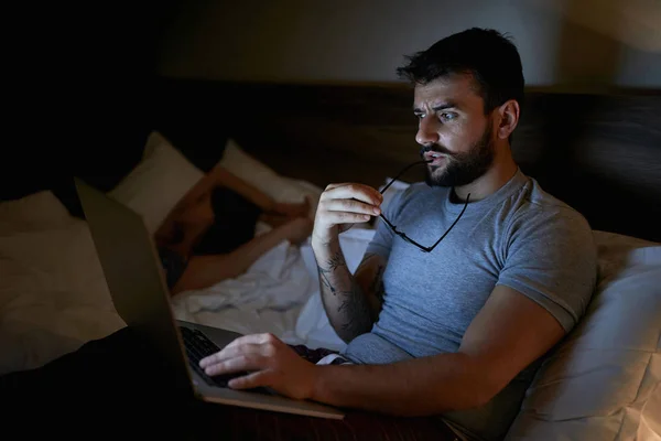 Moderno Workaholic Homem Deitado Cama Casa Trabalhando Com Laptop Tarde — Fotografia de Stock