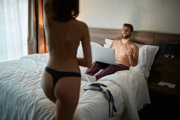 Ragazza Sexy Biancheria Intima Seduce Gli Uomini — Foto Stock