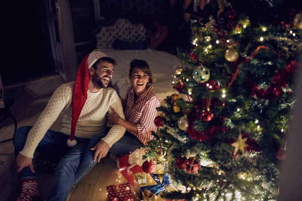 幸せな愛のカップルを祝うクリスマス休暇を家で — ストック写真