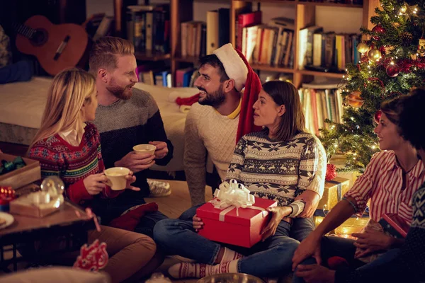 Gruppe Fröhlicher Und Glücklicher Freunde Feiert Auf Weihnachtsfeier Hause — Stockfoto