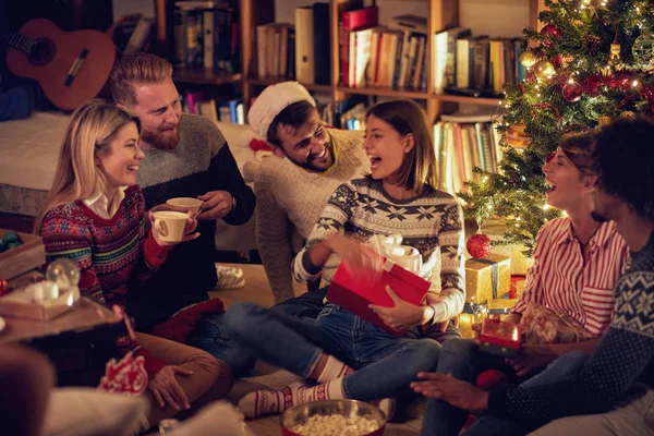 Amigos Felizes Com Presentes Celebrando Natal Casa — Fotografia de Stock