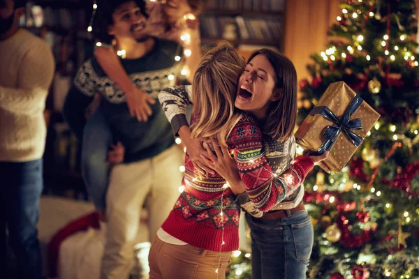 Feliz Sorpresa Para Amigo Con Regalo Navidad Año Nuevo —  Fotos de Stock