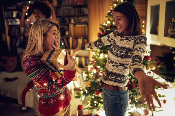 Glada Kvinnor Firar Jul Och Nyår Tillsammans — Stockfoto