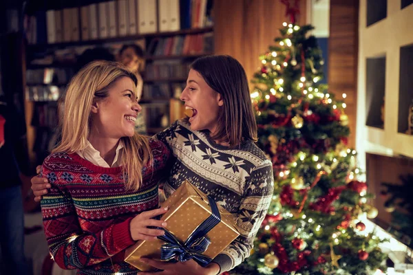 Glückliche Frau Feiert Weihnachten Und Neujahr Zusammen — Stockfoto