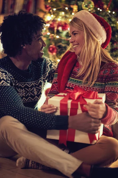 Hombre Mujer Alegres Intercambiando Regalos Navidad Divirtiéndose — Foto de Stock