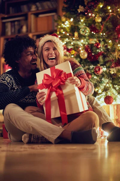 Glückliche Männer Und Frauen Tauschen Weihnachtsgeschenke Aus Und Haben Spaß — Stockfoto