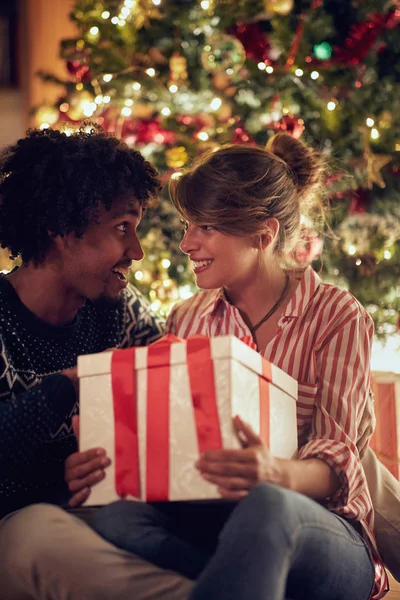 Romantische Man Meisje Kerstcadeaus Uit Wisselen Genieten Vakantie — Stockfoto