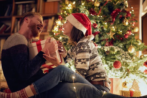 Sorridente Coppia Natale Godendo Vacanza Casa — Foto Stock