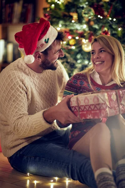 Kerstvakantie Paar Glimlachend Met Gave Genieten Van Samen Kerstavond Stockfoto