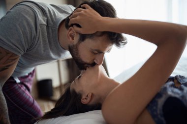 Birbirimize karşı samimi ve öpüşme yatakta çekici severler