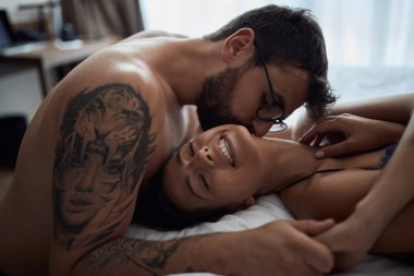 Hassasiyet her temas. Yatak odasında romantik çift