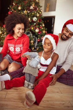 Afrikalı-Amerikalı aile hediyeler Noel ağacı önünde alışverişi