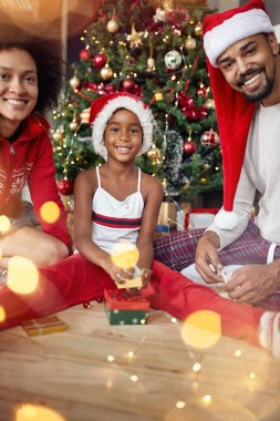 Hediyeler Noel ağacı önünde alışverişi gülümseyen aile portresi