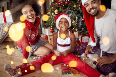 Aile Noel ağacı önünde gülümseyen portresi