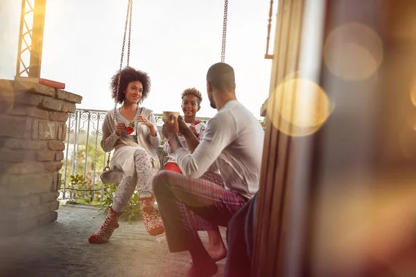 Jovem Família Desfrutar Manhã Natal Juntos — Fotografia de Stock