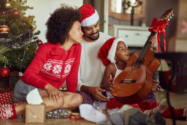 Familia Con Canción Juntos Celebrar Las Vacaciones Navidad —  Fotos de Stock