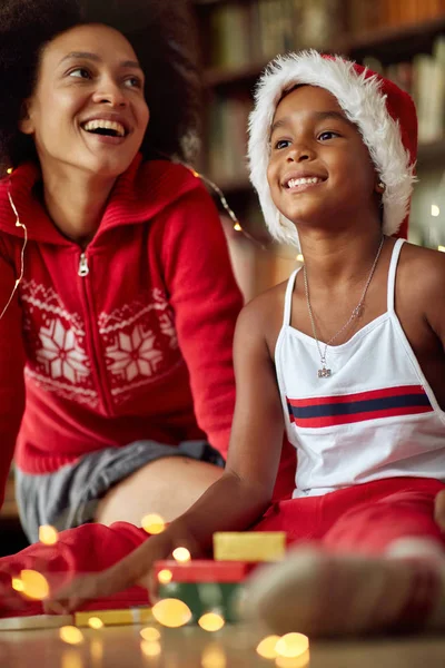 Afrikanische Mutter Und Kleine Tochter Spielen Gemeinsam Für Die Weihnachtsfeiertage — Stockfoto