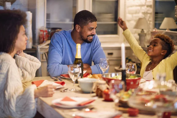 圣诞晚餐 快乐的非洲家庭一起在餐桌上 — 图库照片