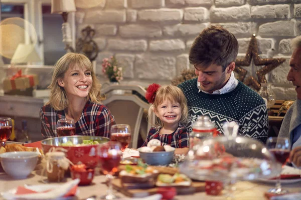 Feliz Navidad Familia Feliz Cenará Casa Celebración Vacaciones Juntos — Foto de Stock