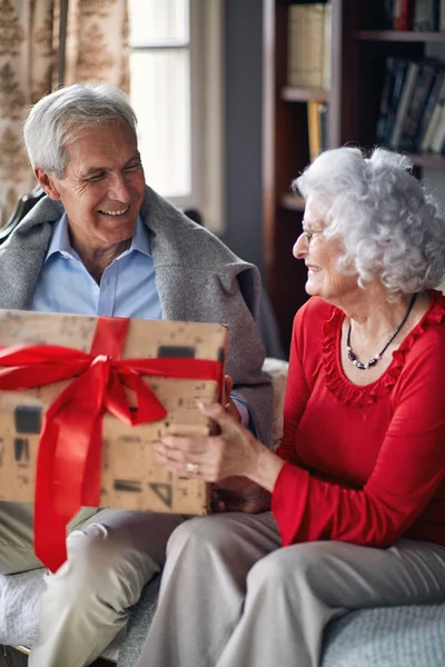 Feliz Pareja Ancianos Con Regalos Pasando Navidad Juntos — Foto de Stock