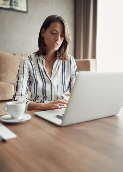 Trabalho Casa Conceito Jovem Mulher Usando Computador Portátil Para Trabalho — Fotografia de Stock