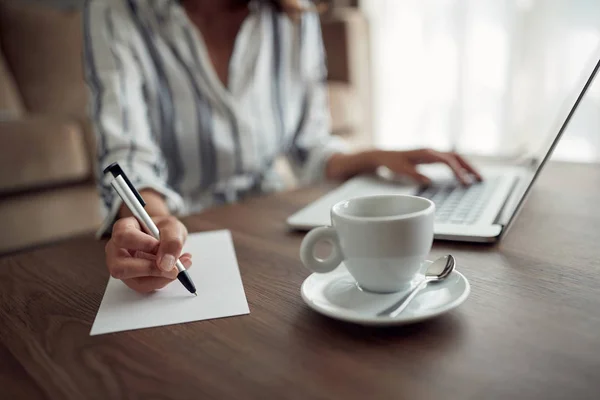 Geschäftsfrau Arbeitet Frau Schreibt Mit Laptop Lifestylekonzept Hand Inhalte Oder — Stockfoto