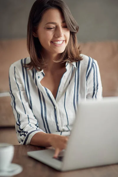 Porträtt Leende Kvinna Som Arbetar Hemifrån Laptop Affärskvinna Som Arbetar — Stockfoto