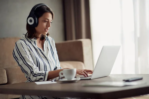 Mujer Joven Con Auriculares Usando Portátil Casa — Foto de Stock