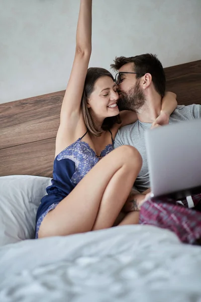 Jovem Casal Sorrindo Curtindo Beijando Cama Conceito Estilo Vida Moderno — Fotografia de Stock