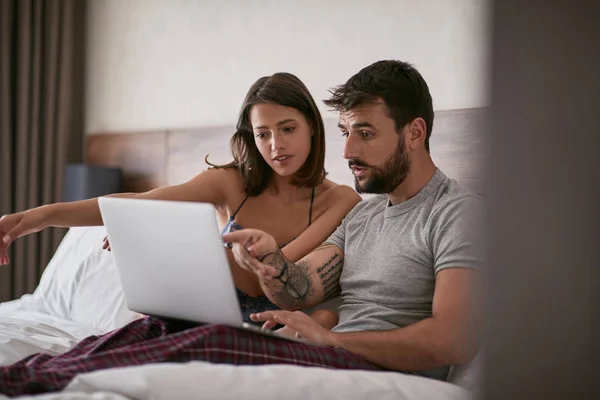 Young Couple Discussion Bed Laptop Surfing Internet Modern Lifestyle Concept — Stock Photo, Image