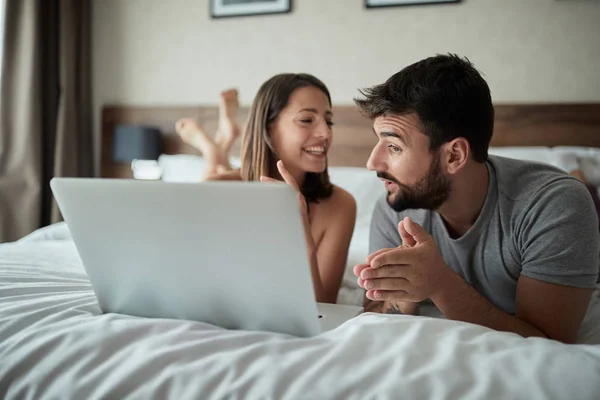 Feliz Jovem Casal Está Divertindo Cama Juntos — Fotografia de Stock