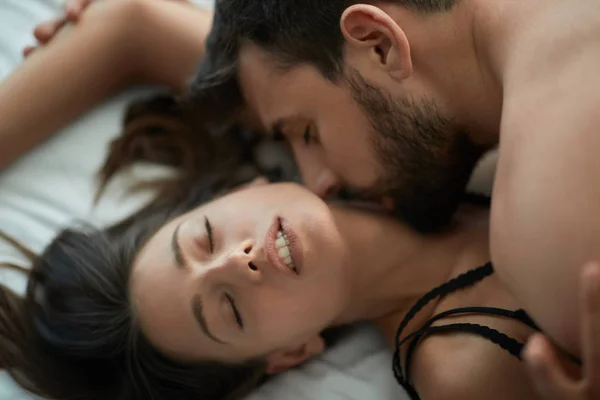 セックスの愛 若い男と女の子の喜びを作るカップル — ストック写真