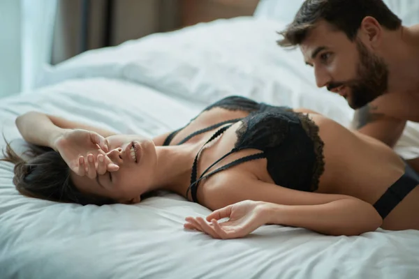Tutkulu Seks Genç Adam Kadın Sevişiyor Yatakta — Stok fotoğraf