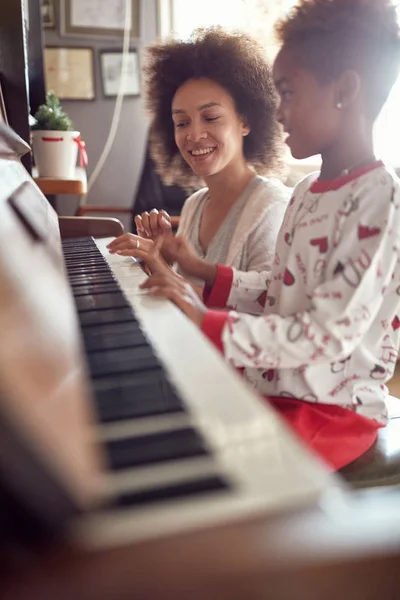 Joven Madre Con Niño Navidad Tocar Música Piano Concepto Vacaciones — Foto de Stock