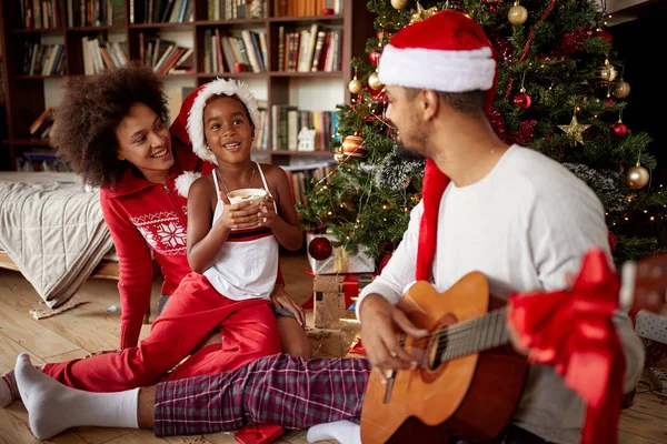 Familia Feliz Sentado Suelo Juntos Escuchar Canciones Guitarra Casa Navidad — Foto de Stock
