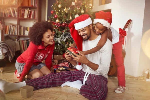 Family Exchanging Gifts Front Christmas Tree — Stock Photo, Image