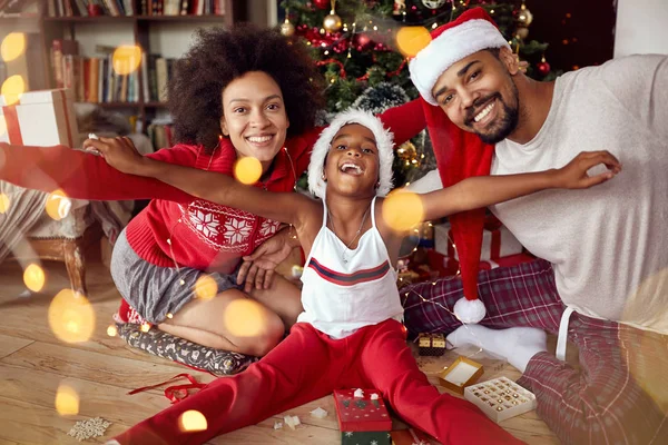 美しいクリスマス ツリーの前で幸せなアフリカ系アメリカ人家族 — ストック写真
