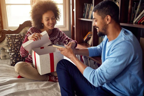 Romantische Paar Kerstmis Geschenken Uit Wisselen Tijdens Het Vieren Van — Stockfoto