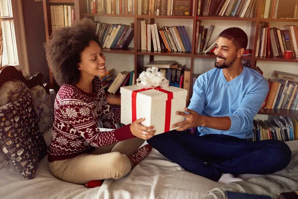 Romantische Afrikaanse Amerikaanse Echtpaar Uitwisselen Van Giften Van Kerstmis Thuis — Stockfoto
