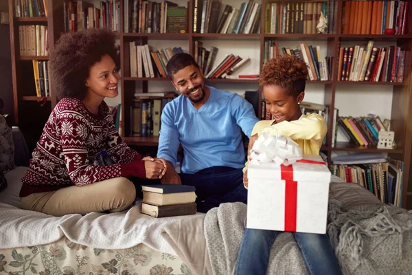 Afrikanisch Amerikanische Familie Überrascht Süße Tochter Mit Weihnachtsgeschenk — Stockfoto