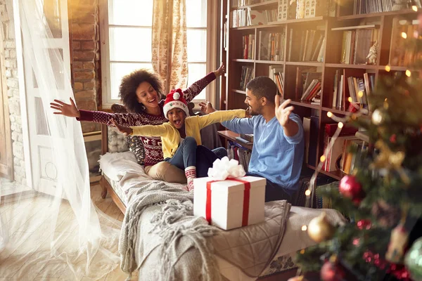 快乐的非裔美国人快乐的家庭庆祝圣诞节 — 图库照片