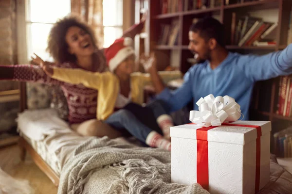 陽気な家族がクリスマスを祝うクリスマスまたは新年装飾ギフト ボックス — ストック写真