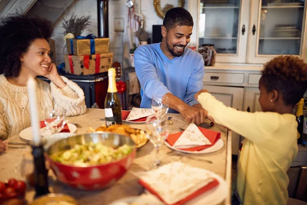 Vacaciones Concepto Celebración Feliz Familia Africana Teniendo Cena Navidad Casa — Foto de Stock
